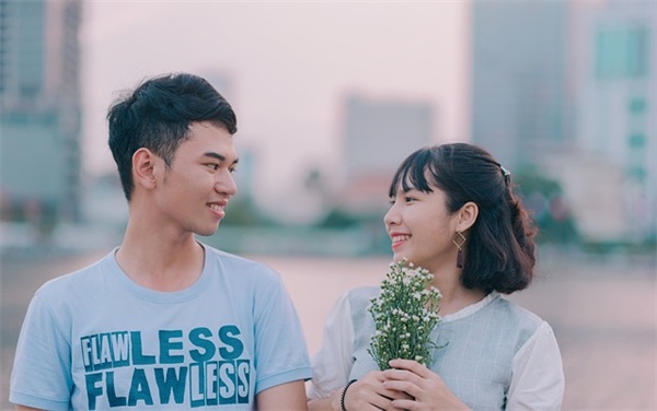 描写神态的优美句子88句