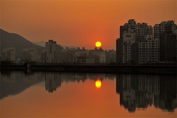 关于月亮抒情的诗句83句