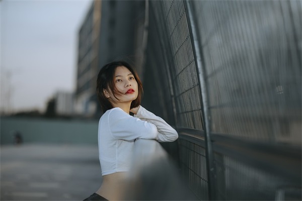 描写悲伤气氛的句子81句